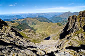 Alta Val Biandino durante la salita al Pizzo dei Tre Signori. In basso il lago di Sasso. 